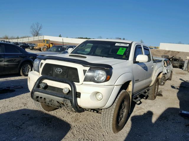 5TEJU4GN2AZ712318 - 2010 TOYOTA TACOMA DOU WHITE photo 2