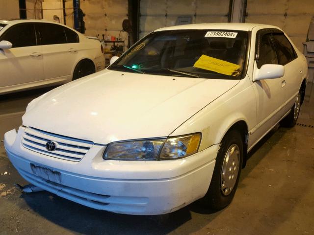 4T1BG22K0VU136445 - 1997 TOYOTA CAMRY CE WHITE photo 2