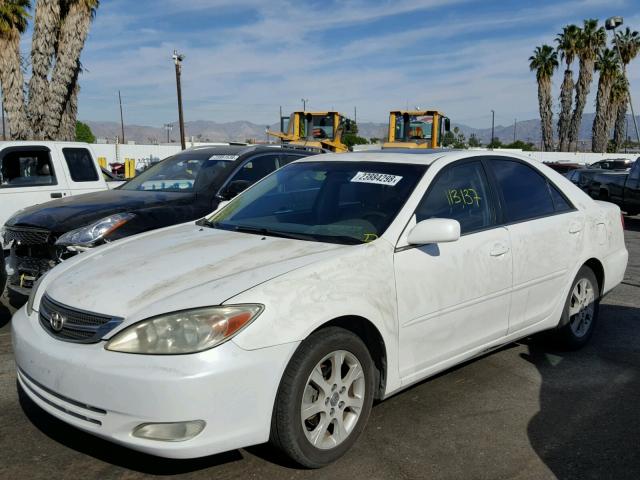 JTDBE32K040253223 - 2004 TOYOTA CAMRY LE WHITE photo 2