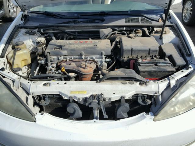 JTDBE32K040253223 - 2004 TOYOTA CAMRY LE WHITE photo 7