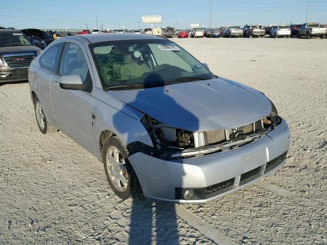 1FAHP33NX8W126761 - 2008 FORD FOCUS SE SILVER photo 1