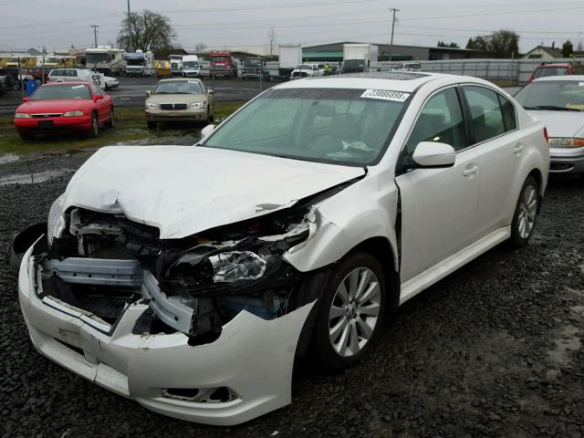 4S3BMBK66B3257823 - 2011 SUBARU LEGACY 2.5 WHITE photo 2