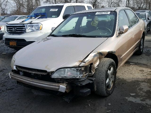 1HGCG1650YA061941 - 2000 HONDA ACCORD EX GOLD photo 2