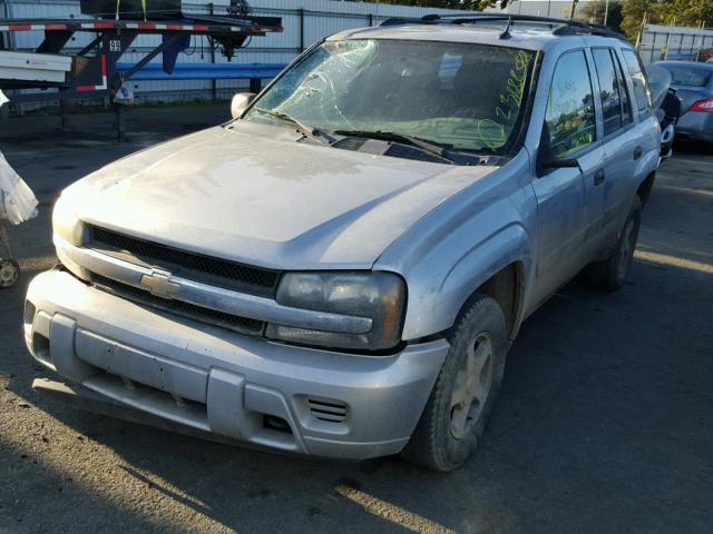 1GNDT13S752100420 - 2005 CHEVROLET TRAILBLAZE GRAY photo 2