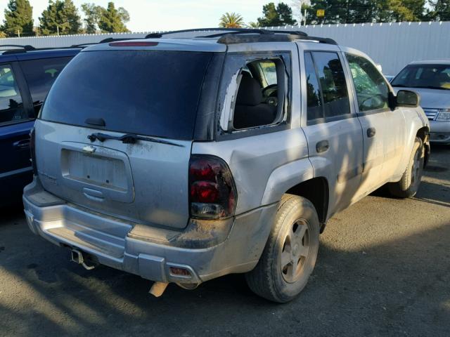 1GNDT13S752100420 - 2005 CHEVROLET TRAILBLAZE GRAY photo 4