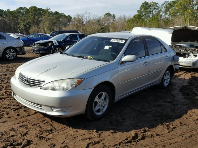 4T1BE32K75U523926 - 2005 TOYOTA CAMRY LE SILVER photo 2