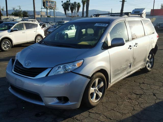 5TDKK3DC6ES435098 - 2014 TOYOTA SIENNA LE SILVER photo 2