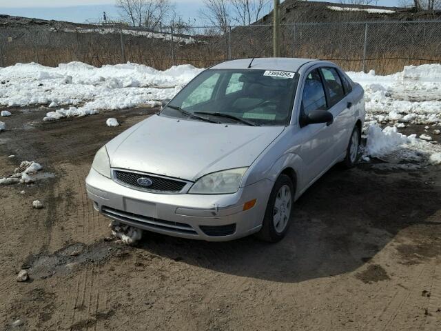 1FAFP34N16W223995 - 2006 FORD FOCUS ZX4 SILVER photo 2