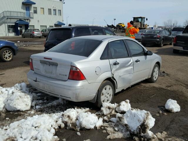 1FAFP34N16W223995 - 2006 FORD FOCUS ZX4 SILVER photo 4