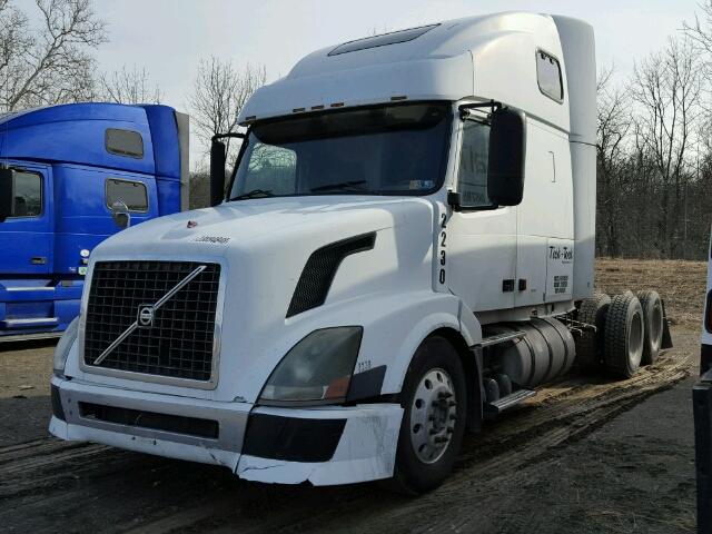 4V4NC9TJ95N377141 - 2005 VOLVO VN VNL WHITE photo 2