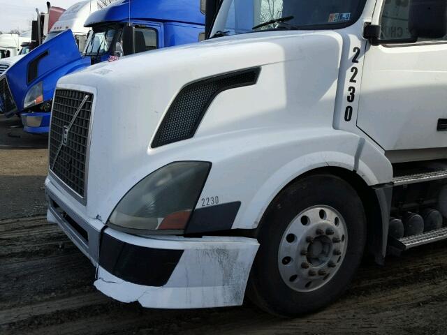 4V4NC9TJ95N377141 - 2005 VOLVO VN VNL WHITE photo 7