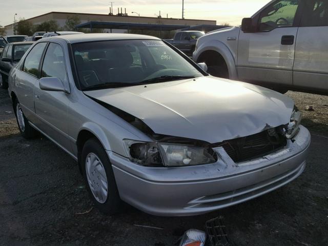 JT2BF22K8Y0286718 - 2000 TOYOTA CAMRY CE SILVER photo 1