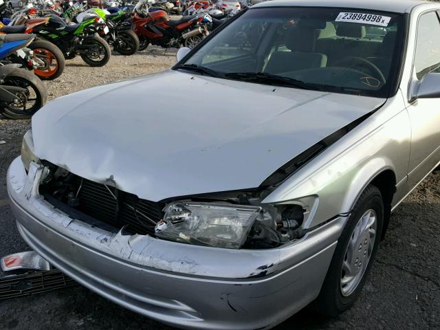 JT2BF22K8Y0286718 - 2000 TOYOTA CAMRY CE SILVER photo 9