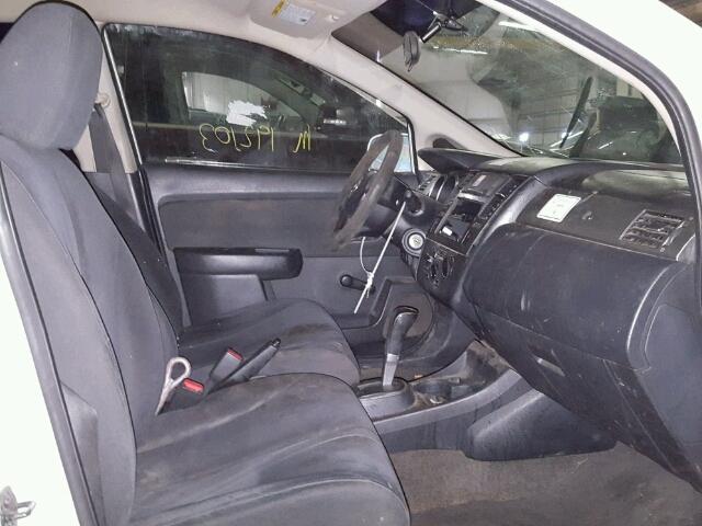 3N1BC11E38L388987 - 2008 NISSAN VERSA S WHITE photo 5