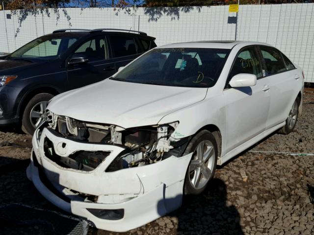 4T1BK3EK1AU606329 - 2010 TOYOTA CAMRY SE WHITE photo 2