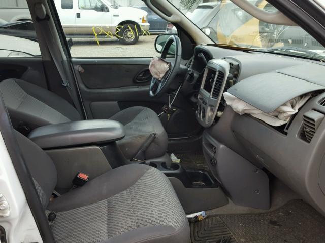 1FMCU03133KA34086 - 2003 FORD ESCAPE XLT WHITE photo 5