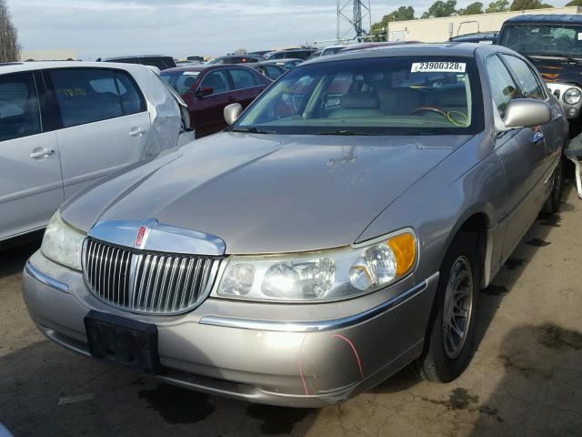 1LNHM82W22Y665926 - 2002 LINCOLN TOWN CAR S BEIGE photo 2