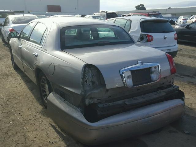 1LNHM82W22Y665926 - 2002 LINCOLN TOWN CAR S BEIGE photo 3