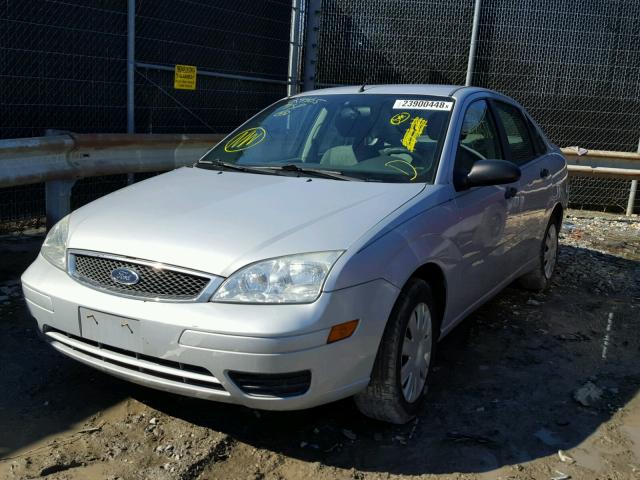 1FAFP34N85W310243 - 2005 FORD FOCUS ZX4 GRAY photo 2