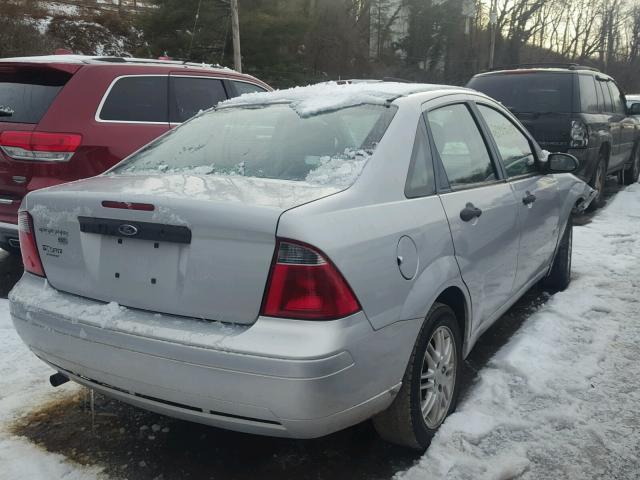 1FAFP34N67W323981 - 2007 FORD FOCUS ZX4 SILVER photo 4