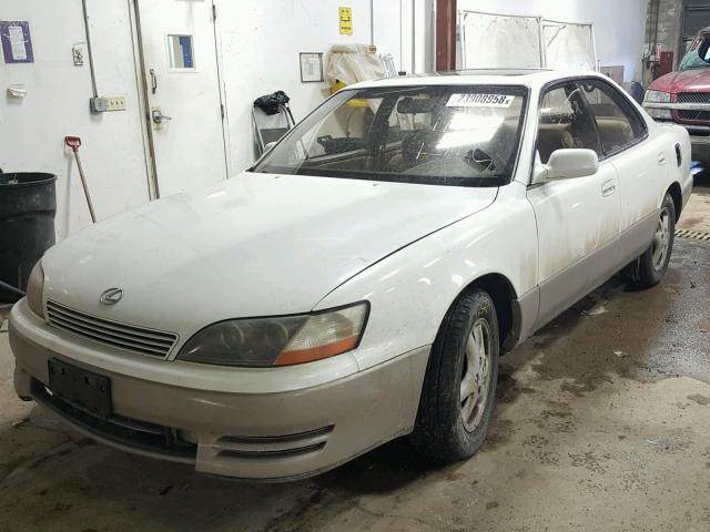 JT8BF12GXT0139160 - 1996 LEXUS ES 300 WHITE photo 2