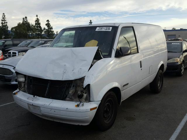 1GCDM19W0WB176322 - 1998 CHEVROLET ASTRO WHITE photo 2