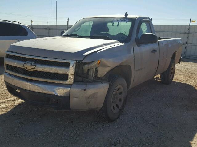 1GCEC14C17Z634379 - 2007 CHEVROLET SILVERADO SILVER photo 2