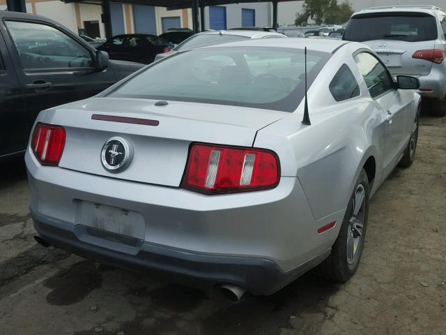 1ZVBP8AM0B5132005 - 2011 FORD MUSTANG SILVER photo 4
