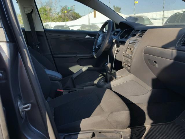 3VW1K7AJ3FM304814 - 2015 VOLKSWAGEN JETTA BASE 灰色 照片 5
