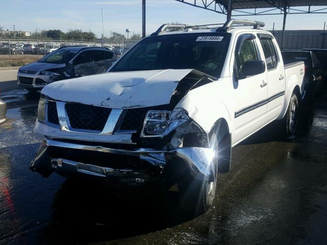 1N6AD07W58C410268 - 2008 NISSAN FRONTIER C WHITE photo 2