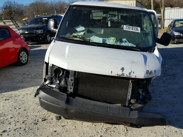 1GAHG39U071173682 - 2007 CHEVROLET EXPRESS G3 WHITE photo 10