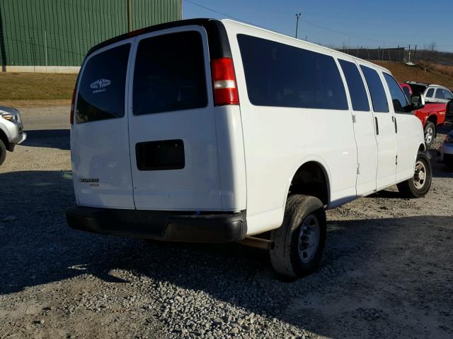 1GAHG39U071173682 - 2007 CHEVROLET EXPRESS G3 WHITE photo 4