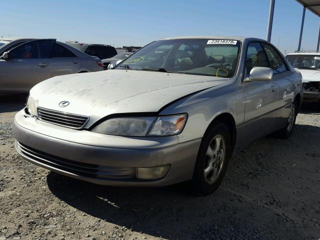 JT8BF28G0W0130100 - 1998 LEXUS ES 300 SILVER photo 2