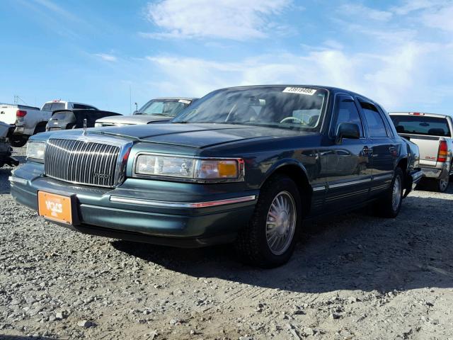 1LNLM82W7TY720074 - 1996 LINCOLN TOWN CAR S GREEN photo 2