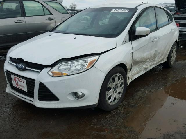 1FAHP3K23CL411013 - 2012 FORD FOCUS SE WHITE photo 2