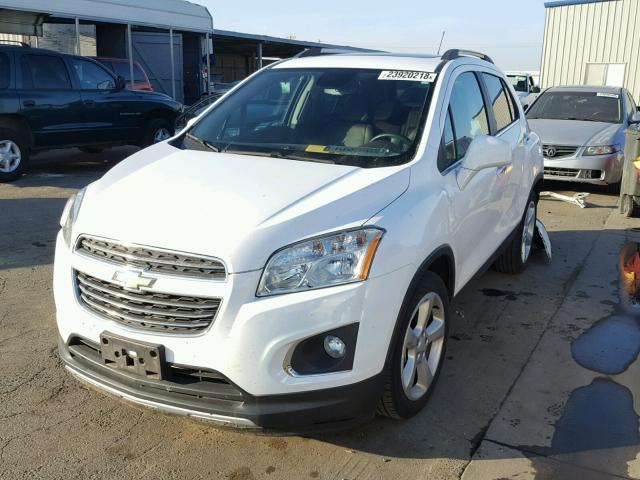 3GNCJNSB4FL167065 - 2015 CHEVROLET TRAX LTZ WHITE photo 2