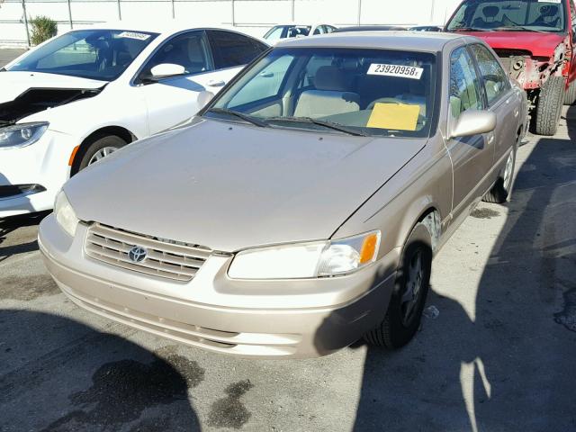 4T1BG22K3XU472643 - 1999 TOYOTA CAMRY CE GOLD photo 2