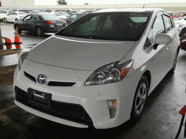 JTDKN3DU1F1965851 - 2015 TOYOTA PRIUS WHITE photo 2