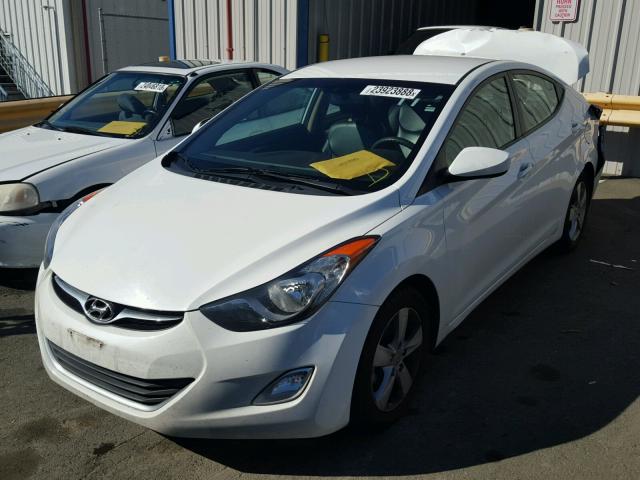 5NPDH4AE8DH208566 - 2013 HYUNDAI ELANTRA GL WHITE photo 2