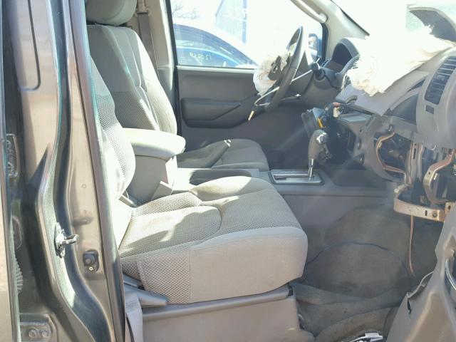 1N6AD07W85C405688 - 2005 NISSAN FRONTIER C GRAY photo 5