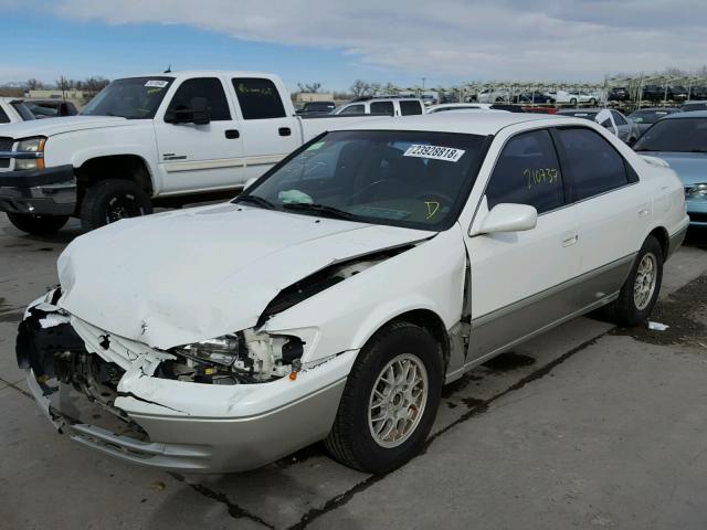 JT2BG28K4X0356217 - 1999 TOYOTA CAMRY LE WHITE photo 2