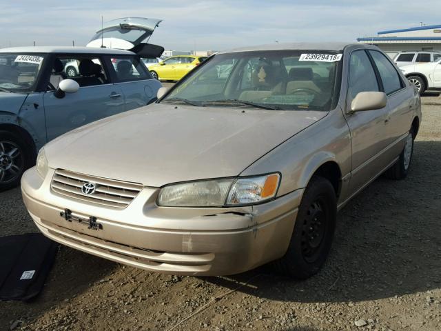 4T1BG22K1WU834726 - 1998 TOYOTA CAMRY CE GOLD photo 2