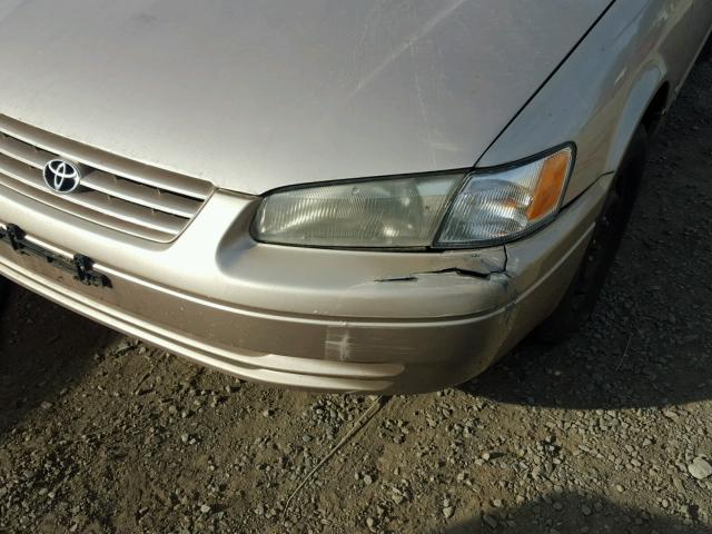 4T1BG22K1WU834726 - 1998 TOYOTA CAMRY CE GOLD photo 9