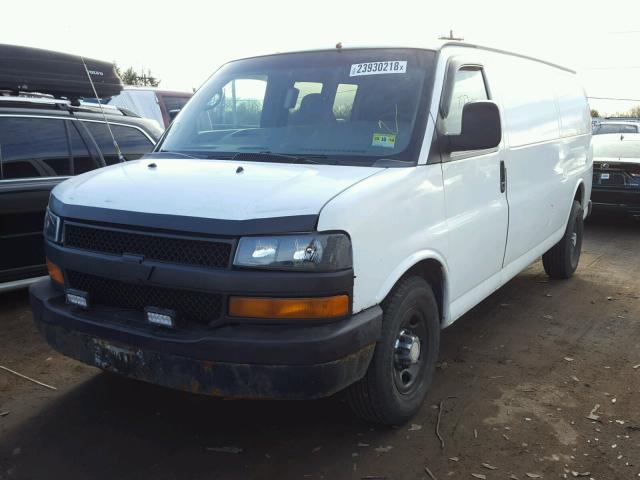 1GCGG29K881141902 - 2008 CHEVROLET EXPRESS G2 WHITE photo 2