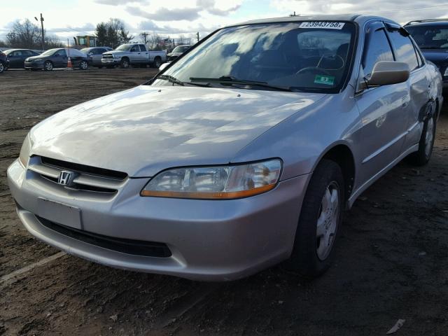 1HGCG1658WA076183 - 1998 HONDA ACCORD EX SILVER photo 2