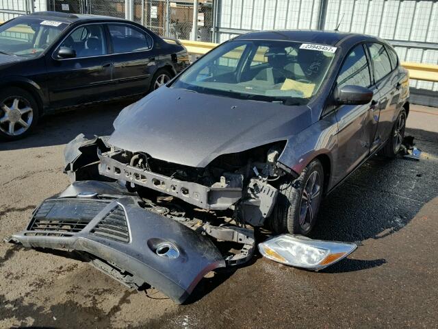 1FAHP3K29CL233110 - 2012 FORD FOCUS SE GRAY photo 2