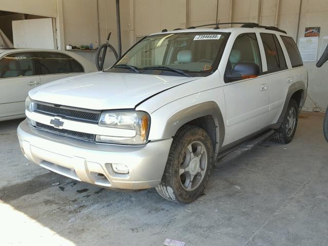 1GNDT13SX52324040 - 2005 CHEVROLET TRAILBLAZE WHITE photo 2