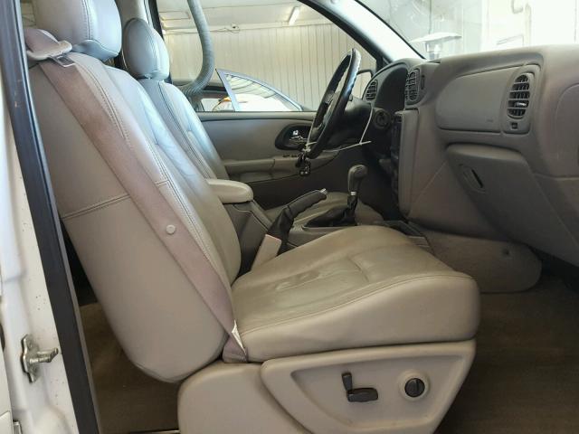 1GNDT13SX52324040 - 2005 CHEVROLET TRAILBLAZE WHITE photo 6