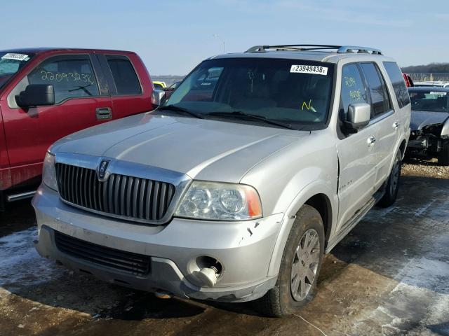 5LMFU28R64LJ25837 - 2004 LINCOLN NAVIGATOR GRAY photo 2