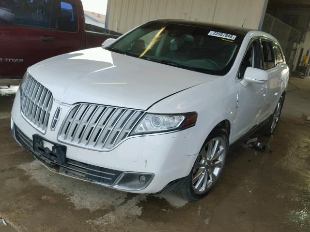 2LMHJ5AT9ABJ04587 - 2010 LINCOLN MKT WHITE photo 2